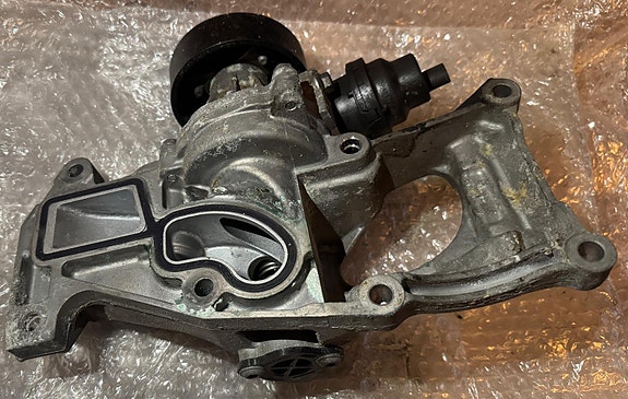 BMW F30 B48 vesipumppu tukirunkoineen