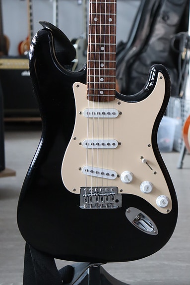 Squier Bullet Strat sähkökitara + kuljetuspussi