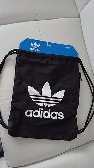 Uusi ja aito Adidas ulkoilu/treenireppu, pehmustettu iso sivutasku, musta