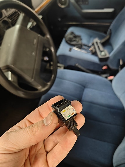Ostetaan Volvo 240 sähköpeilien säätönapit