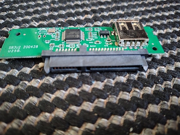 USB 2.0 sovitin/adapter