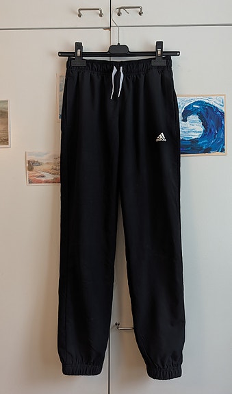 Mustat Adidas ohuet ulkoiluhousut