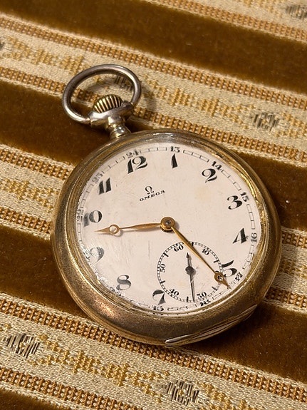 Omega taskukello (n. 1900–1915) – hopeaa