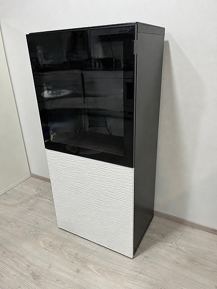 BESTÅ Kaappi/vitriini Mustanruskea valkoinen tai musta ovi 60x42x129 cm