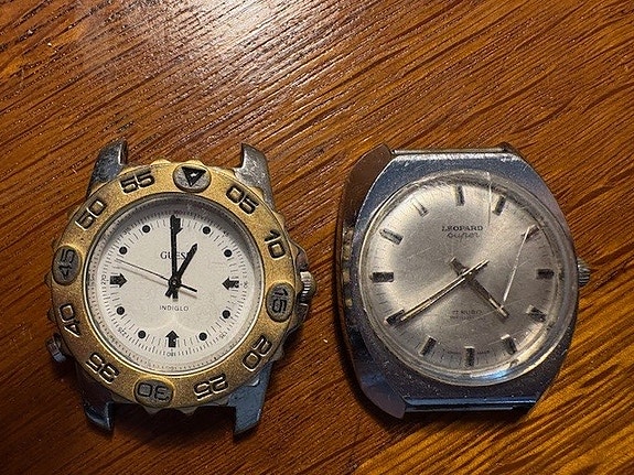 Guess ja Leopard -kellot
