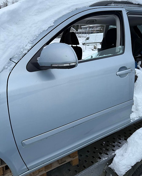 Skoda Octavia 2010 vasen etuovi
