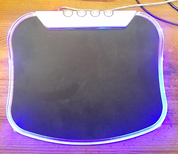 Valollinen hiirimatto neljällä USB-portilla