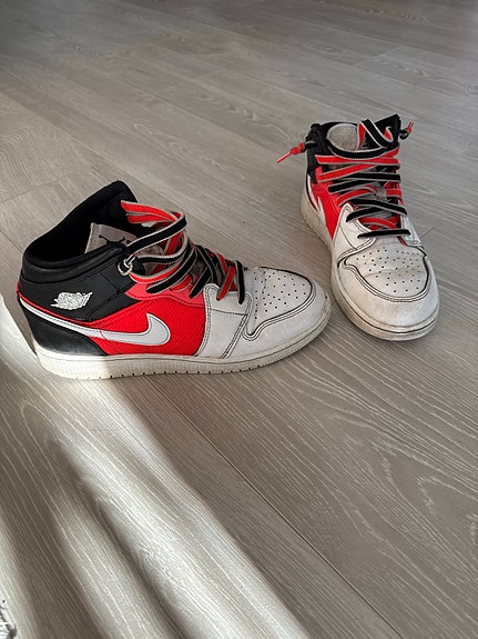Nike Jordan tennarit koko 40 punainen musta valkoinen