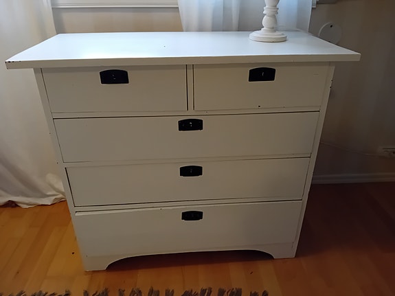 Vanha puinen piironki, lipasto