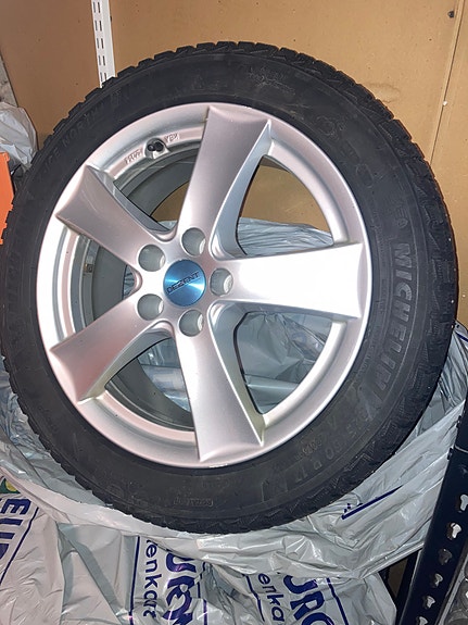 Michelin talvirenkaat vanteilla 215/50 R17