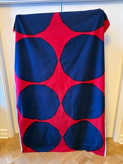 Marimekko "ISOT KIVET" kangas sininen–punainen puuvilla
