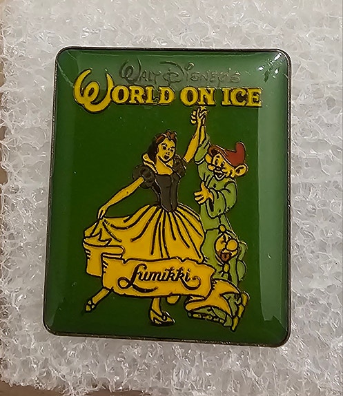 Vanha Disney World on Ice Lumikki pinssi