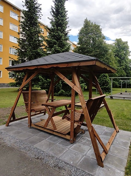 Aateli vastakkain istuttava keinu pöydällä