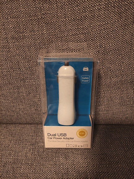 Dual USB autolaturi valkoinen