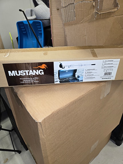 Mustang kaasugrillin moottorivarras