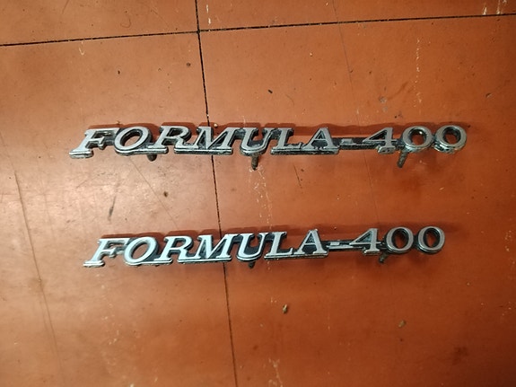 Alkuperäiset Pontiac Firebird Formula 400 merkit
