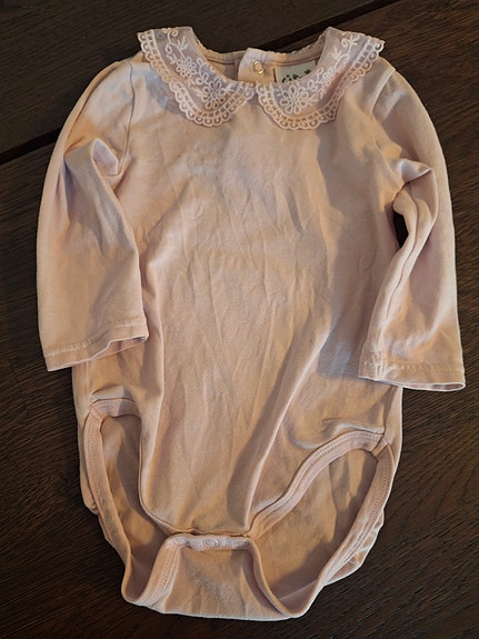 Vaaleanpunainen body 74