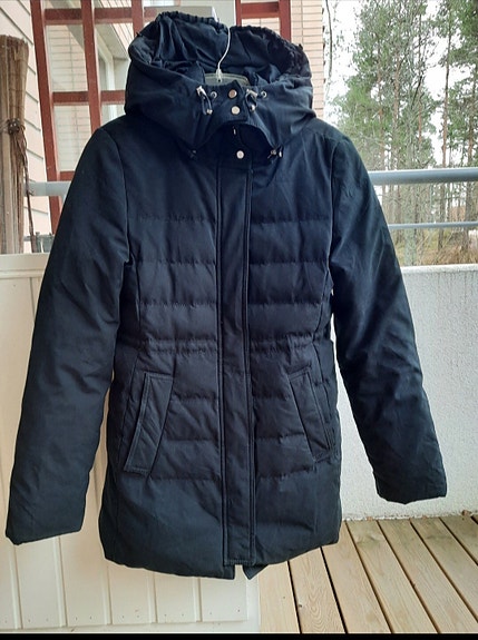 Hupullinen talvitakki. Kokoa s-m.