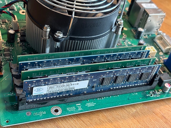 Emolevy Intel Core ja DDR3-muisteilla