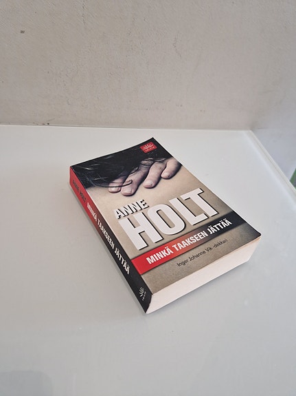 Anne Holt, Minkä taakseen jättää