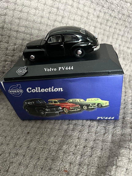 Volvo PV444 pienoismalli musta