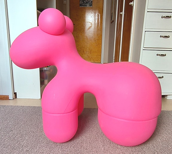 Eero Aarnio: pinkki Poni