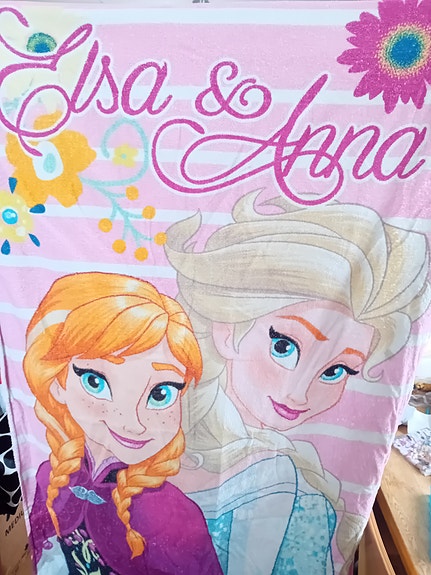 2 kpl Frozen  Elsa ja Anna pyyhkeitä