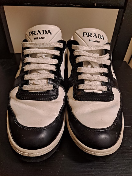 Prada tennarit.