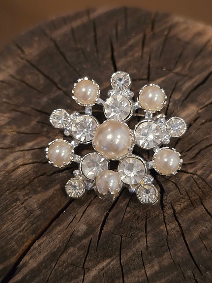 Vintage rintaneula Lumihiutale helmillä