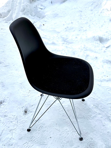 Musta pehmustettu Vitra DSR kromijaloilla