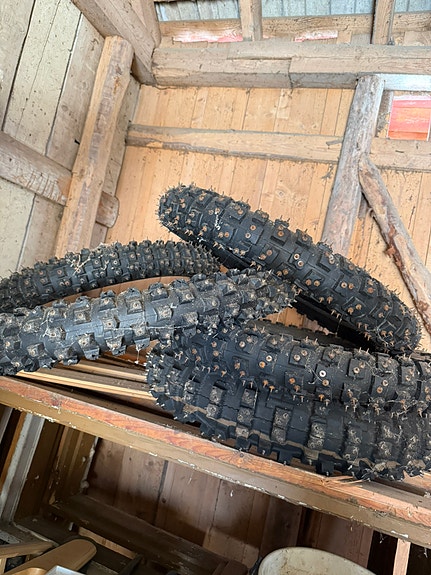Crossipyörän piikkirenkaita