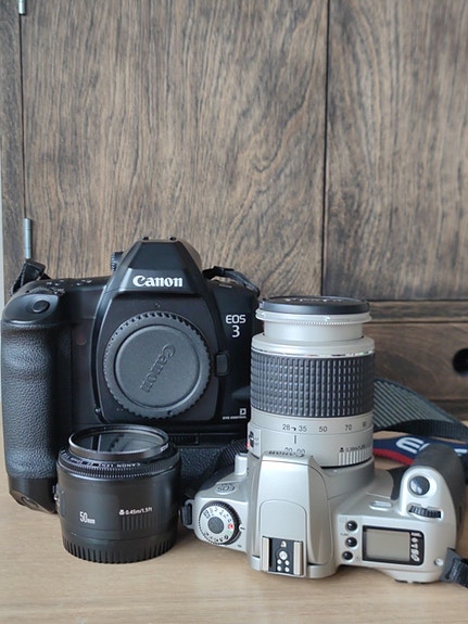 Canon EOS 3 + Canon EOS 300 + 2 objektiivia