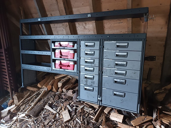 Hyllykkö/lokerikko pakettiauton tavaratilaan. Hinta 950,00€ / tarjoa.