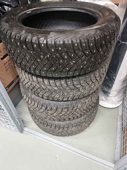 talvi renkaat 225/60 R18 nastarenkaat, Goodyear, Toyota RAV4