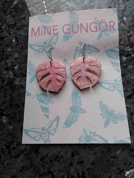 Mine Gungör korvakorut