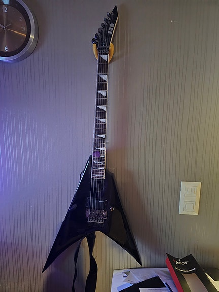 Sähkökitara V esp ltd alexi-200