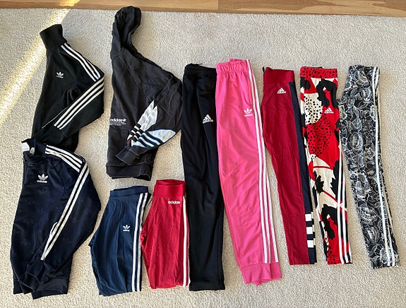 Adidaksen vaatteita, koko XS/S