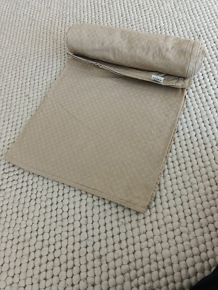 Beige ja harmaa pöytäliina