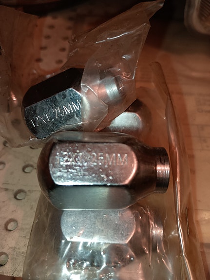 M12x1.25 pyörän mutterit