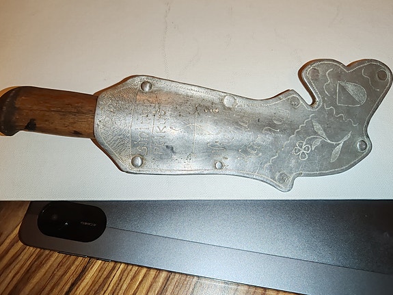 Puukko metallisellla terällä puuvarrella
