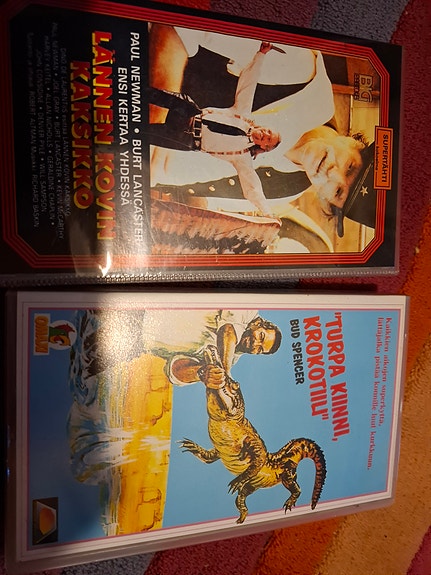 VHS-elokuvat Turpa kiinni krokotiili ja Lännen kovin kaksikko