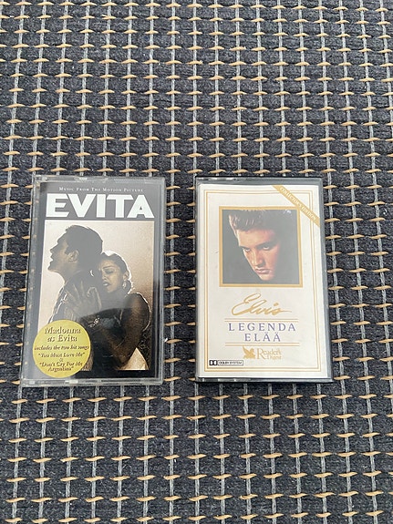 C-kasetteja. Madonna Evita soundtrack ja Elvis Legenda elää