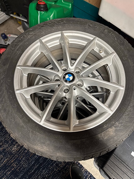 Bmw G30 / G31 alkuperäiset vanteet nastarenkailla