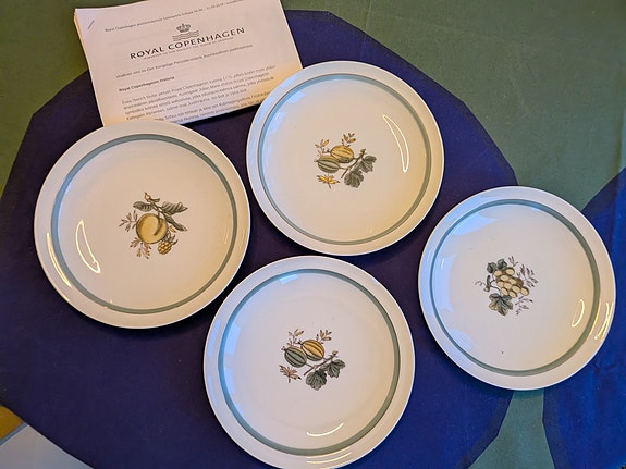 Royal Copenhagen lautaset kasviaiheisella kuviolla