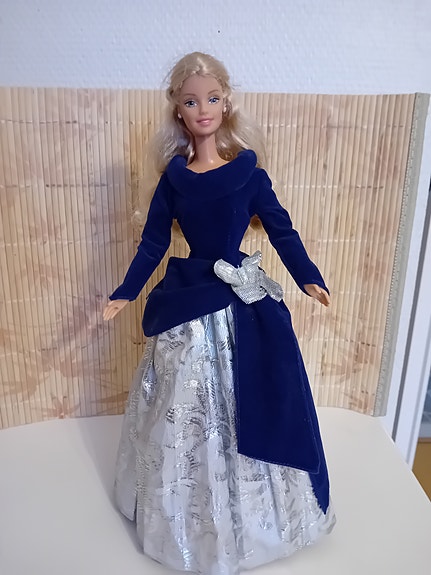 Mattel Barbie komeassa  samettipuvussa