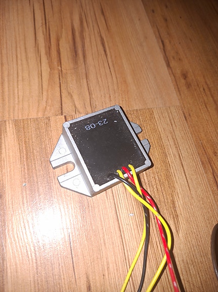 Am6 jännitteensäädin