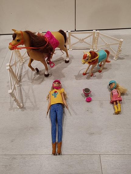 Barbie ratsastaja ja hevonen