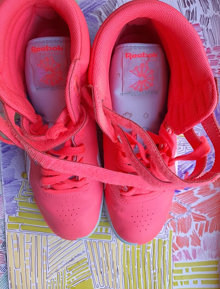 lenkkarit neon pinkki 80-luvuntyyliset