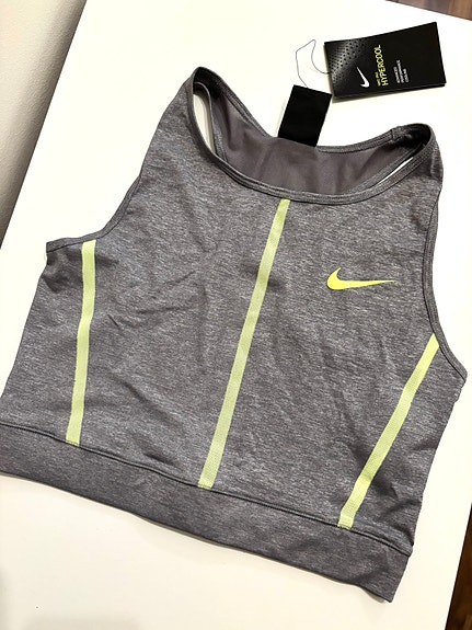 Nike urheilutoppi