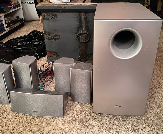 Onkyo kotiteatteri kajarit ja subwoofer